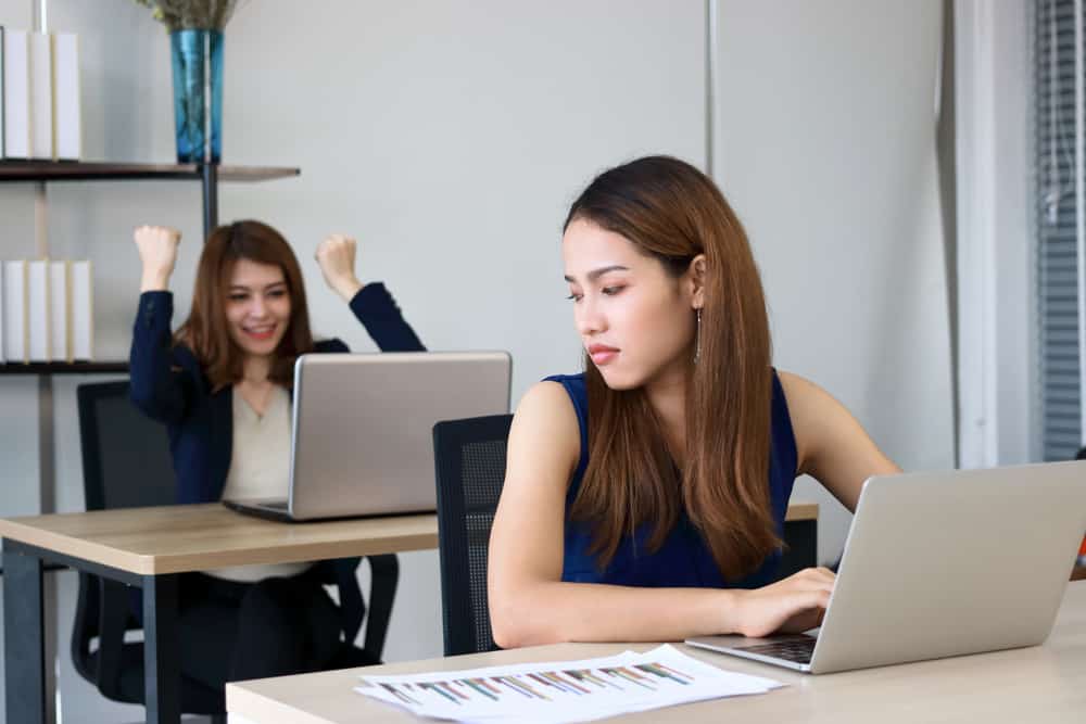 女子對同事感到不滿