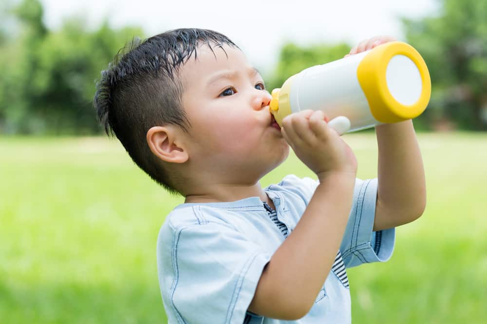 小孩屁股三把火！大熱天幼童注意喝水和防曬